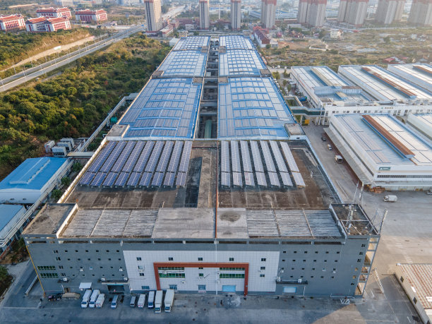 工厂屋顶光伏板的鸟瞰图图片下载
