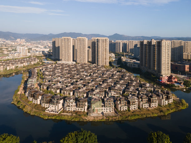 湖滨别墅与现代城市建筑图片下载