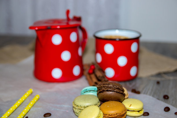 咖啡和蛋白杏仁饼图片下载