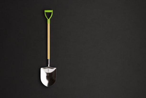 铲子在黑暗的背景上。图片下载