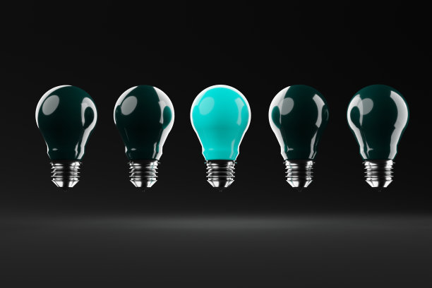 一个亮着蓝色灯泡的背景下，其他不发光的灯泡，黑暗的背景。图片下载