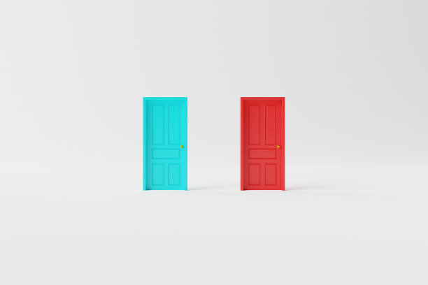 背景是蓝色和红色的两扇关着的门。图片下载