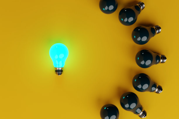 一个亮着蓝色灯泡的背景下，其他不发光灯泡，黄色背景。图片下载