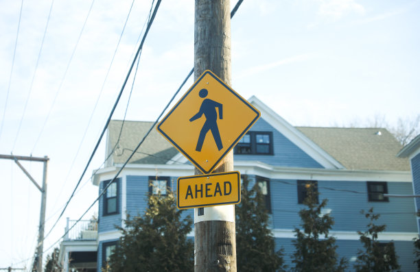 行人和儿童学校区域黄色警告标志，警告道路标志图片下载