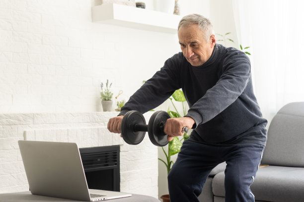 在线训练。老人在家做运动有在线教程，全景，自由空间图片下载