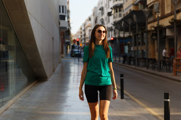 运动时尚的女孩喜欢运动，在城市里散步图片下载