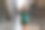 运动时尚的女孩喜欢运动，在城市里散步图片下载