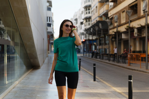 运动时尚的女孩喜欢运动，在城市里散步图片下载