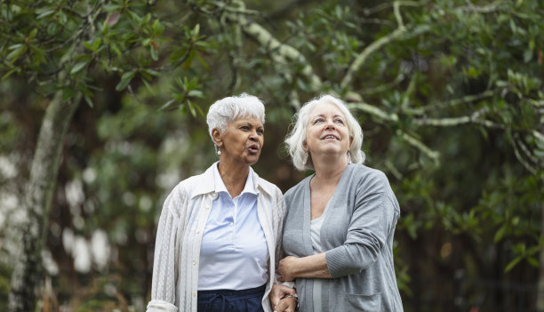 老年妇女在后院散步，聊天图片下载
