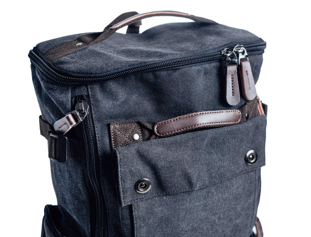 帆布蓝色背包孤立在白色。潮人的背包图片下载