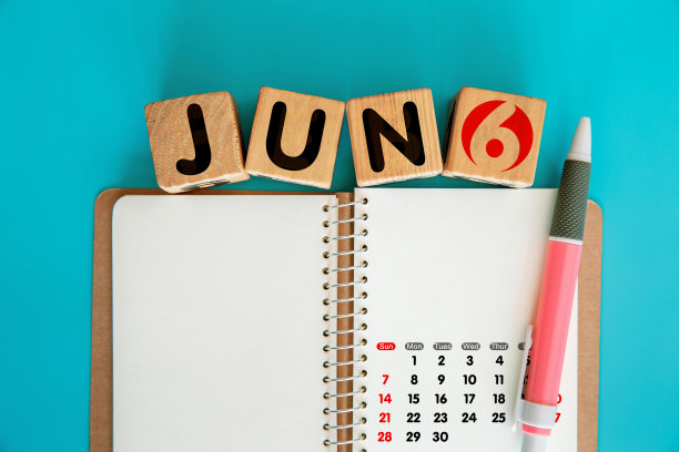 六月字在木块和空白螺旋笔记本图片下载