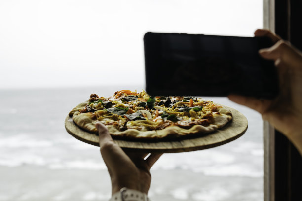 传统的意大利披萨配番茄和马苏里拉奶酪图片下载