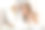 中年妇女在浴袍看着镜子图片下载