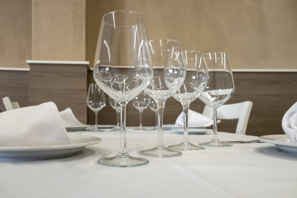 餐厅里的空玻璃杯。图片下载