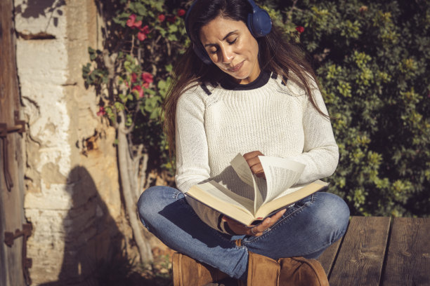 外面的女人正在翻她读的书图片下载