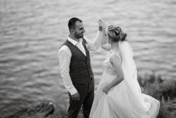 新娘金发女郎和新郎在河边图片下载