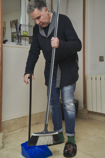 一个男人捡起了垃圾图片下载