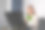 年轻迷人的女人戴着眼镜，一件夹克坐在家里的桌子上，在一台笔记本电脑前工作。理念学习，远程办公图片下载