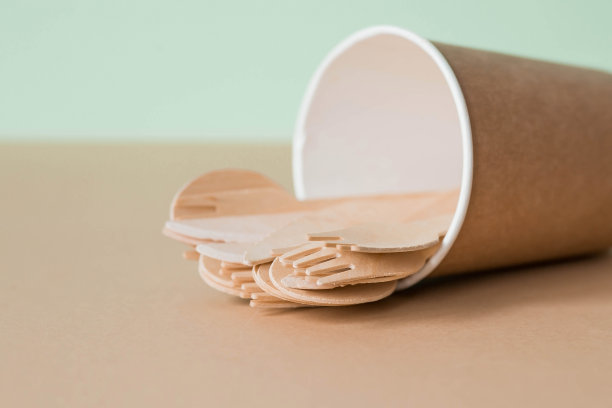 米绿色背景的纸杯环保一次性厨房用具。木叉、木匙和木刀。生态，零浪费理念。图片下载