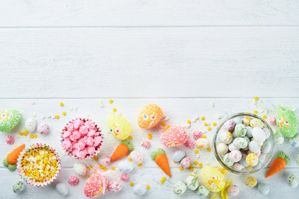 甜蜜的复活节概念。甜蜜的复活节孩子节日品种棉花糖兔子，巧克力复活节蛋，糖果，兔子，零食在白色的木制背景。平铺复活节的装饰思路。模拟。图片下载