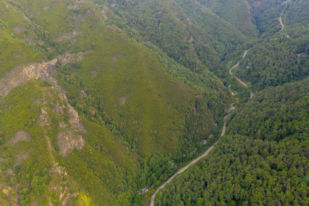 无人机拍摄山路图片下载