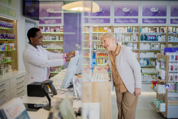 药房的一位资深女士图片下载