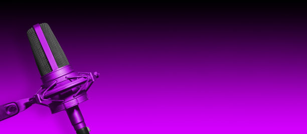 紫色麦克风上宽紫色横幅与复制空间电台广播，播客，录音棚，媒体网站横幅。图片下载