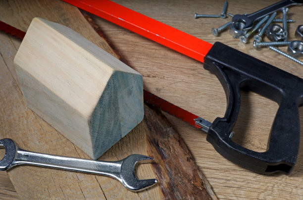 修理工具和微型木屋在工作台上图片下载