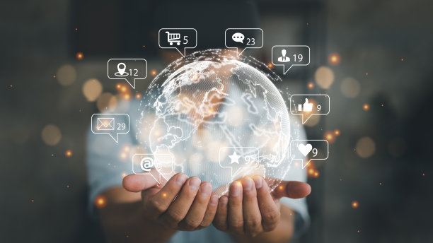 man holding World with technology数字社交媒体网络概念。图片下载