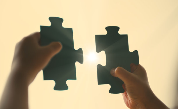 合作伙伴和团队合作的概念，商业解决方案，战略和成功，同时计划也在一起。联系、伙伴关系和建立信任。团队合作，勇于创新。图片下载