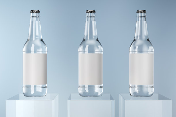 三个玻璃瓶的模型。玻璃水瓶上的空白白色标签。3 d渲染。图片下载