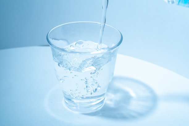 把水倒进玻璃杯里图片下载