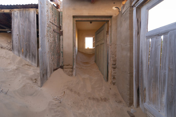 Kolmanskop，废弃的房子。南非纳米比亚著名的旅游景点。家里房间里的空沙丘。鬼城。图片下载