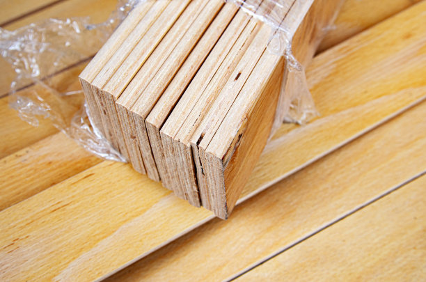 用于制造床和家具的新硬木板。图片下载