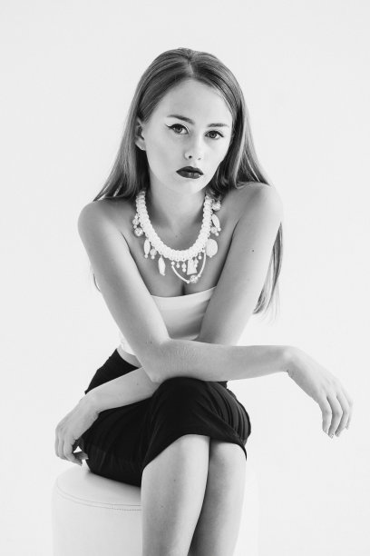 穿白衬衫和黑裙子的女孩图片下载