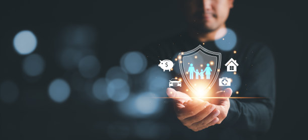 家庭和生命财产保险概念，商人持有保险图标，包括家庭健康、房产、汽车和金融风险管理概念。图片下载