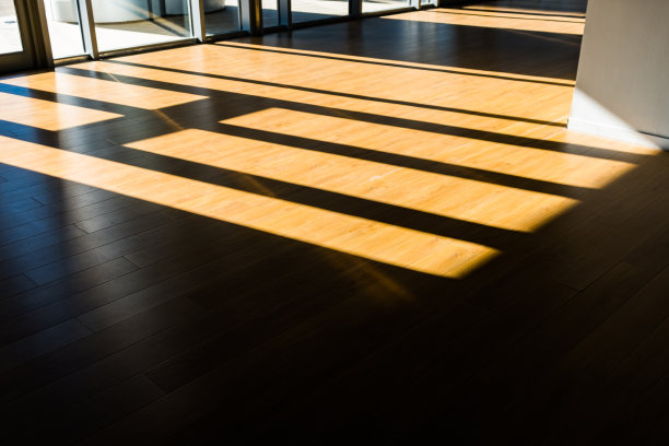 球场地板，健身房木地板，空房间，阴影，阳光图片下载