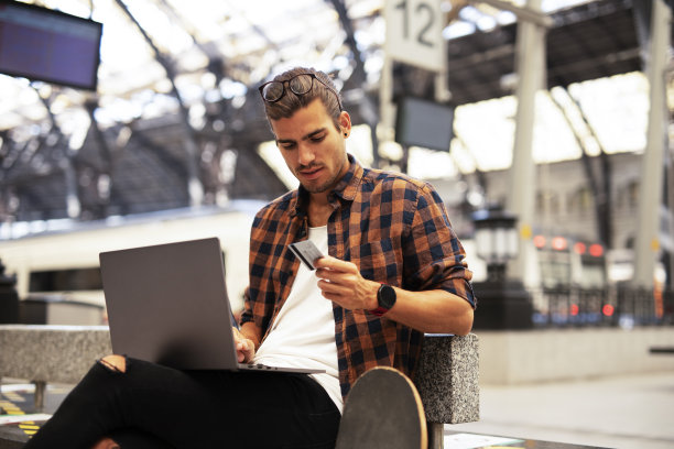 在地铁里等火车的人图片下载