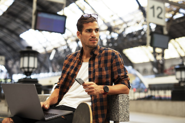 在地铁里等火车的人图片下载