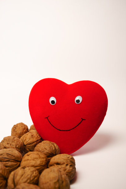 笑心带坚果健康食品理念图片下载