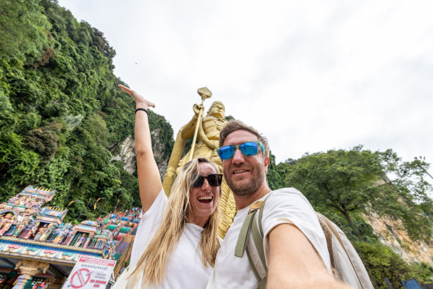 马来西亚一对情侣在寺庙自拍图片下载