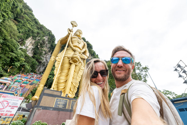 马来西亚一对情侣在寺庙自拍图片下载