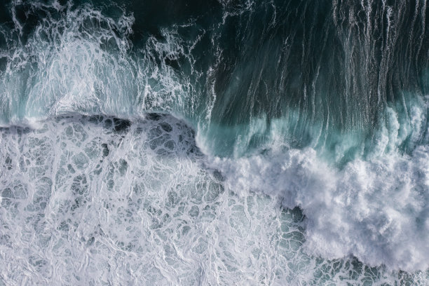 从马德拉岛海岸鸟瞰大西洋的巨浪。图片下载