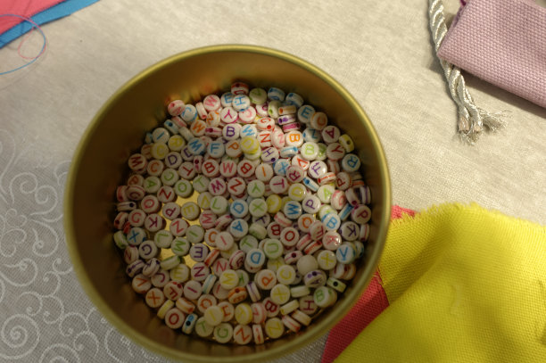 字母珠子和彩色布料的素材照片图片下载
