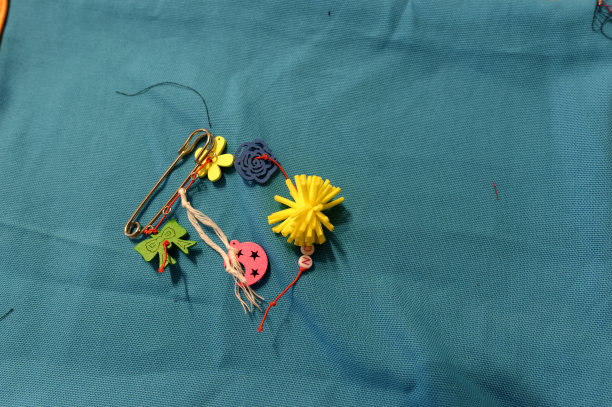 彩色面料上的手工装饰品照片图片下载