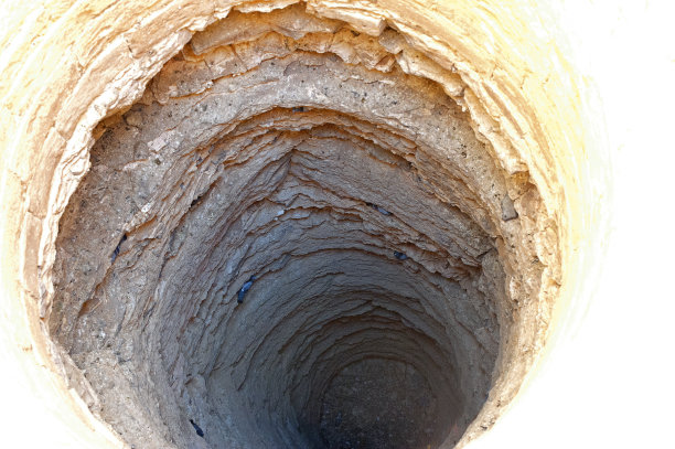 约旦库赛尔艾姆拉哈曼沙漠城堡的鸽子栖息深水井图片下载