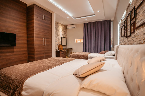 有两张独立床的空卧室图片下载