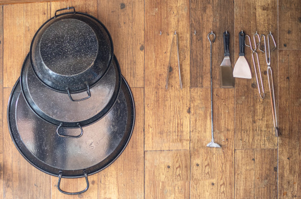 木桌上的帽子和勺子的正上方图片下载