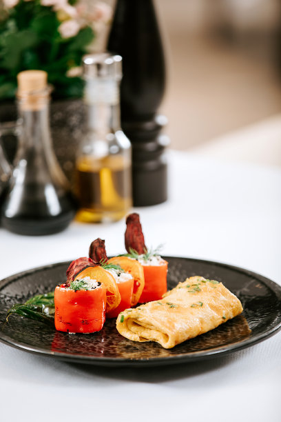 美味的煎蛋卷配寿司图片下载