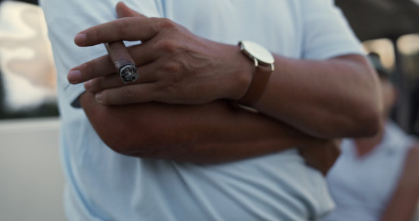 已婚夫妇在高尔夫球车放松高尔夫活动。两个高尔夫球手坐在车里。图片下载